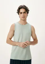 Musculosa azul de corte clásico, con cuello redondo y sisas amplias.