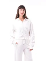 Campera blanca con capucha y cierre frontal, de corte cropped y mangas largas.