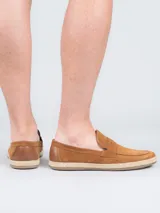 Mocasín gris de descarne con suela de goma y detalle de yute trenzado.