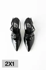Zapatos de tacón negros de charol con punta fina, múltiples correas con hebillas plateadas y logo de la marca en la plantilla.
