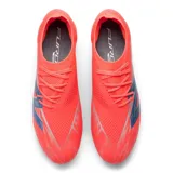 Championes de fútbol New Balance Furon V8, color coral con detalles en plateado y azul.