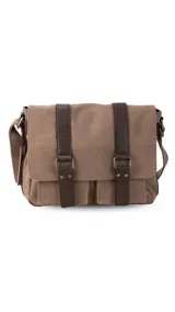 Morral marrón de tela canvas con diseño vintage, tapa frontal y dos correas ajustables de símil cuero. Incluye múltiples compartimientos y correa ajustable para el hombro.