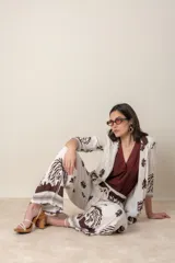 Blazer italiano de lino y viscosa color crudo con estampado de hojas en marrón oscuro. Manga tres cuartos con presilla y corte suelto.