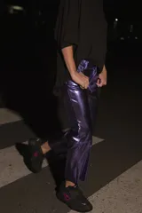 Pantalón capri semi oxford de ecocuero violeta, con tiro medio-alto, botón metálico níquel y bolsillos traseros.