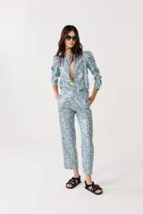 Pantalón en lino metalizado con estampado floral, corte clásico y piernas rectas, ideal para cualquier ocasión.