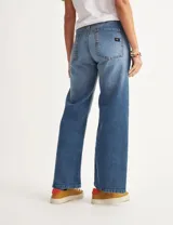 Pantalón de jean celeste de corte recto y tiro alto.