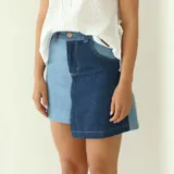 Minifalda de jean con diseño color block en dos tonos de azul.