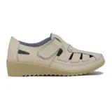 Zapato guillermina color beige con velcro, suela alta y diseño casual.