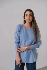 Sweater celeste de punto con corte recto y cuello redondo. Presenta detalle de líneas verticales formadas con el mismo hilado en la parte delantera.