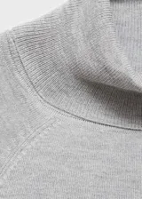 Sweater verde esmeralda de tejido de punto fino con cuello alto.