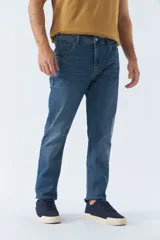 Pantalón jean negro de corte recto, tiro medio, con logo bordado y presillas para cinturón.