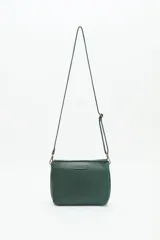 Cartera bandolera verde de cuero vacuno con bordado de flores y tachas doradas y plateadas. Tiene cierre metálico superior, forro de algodón, división interna, bolsillo y tarjetero. La correa es regulable.