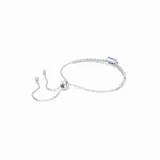 Pulsera plateada con cadena fina y cierre ajustable. Presenta una hilera de circonitas transparentes y una circonita azul rectangular en el centro.