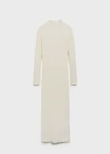 Vestido largo de punto de canalé color crudo, con cuello alto y mangas largas.