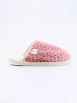 Pantuflas cerradas de piel sintética color negro con forro de felpa color crema.