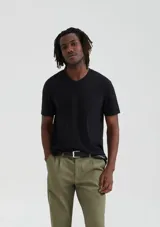 Camiseta de manga corta color rojo con cuello en V.