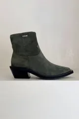 Bota tipo tejana de caña corta, confeccionada en cuero nobuk con un tacón de 4 cm.