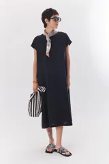 Vestido midi azul de lino y tencel, corte recto y mangas cortas.