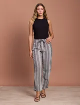 Pantalón de lino marca Dash con pretina trasera elastizada y bolsillos delanteros y traseros.