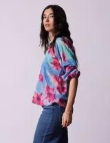 Blusa de gasa estampada marca Sioni, con cuello a la base y escote en V. Tiene mangas 3/4 con terminación fruncida.