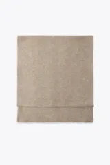 Bufanda rectangular color beige de tejido de punto con mezcla de tejidos y 6% de lana.