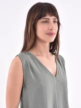 Blusa color verde oliva, sin mangas y con escote en V.