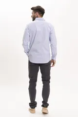 Camisa celeste a rayas verticales, de corte clásico, con cuello abotonado y mangas largas.