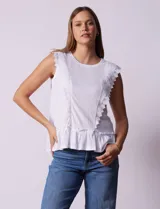 Blusa blanca texturizada de la marca Marissa Olivia. Presenta apliques de crochet en la parte delantera y un detalle fruncido en el ruedo.