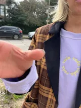 Buzo lila de corte holgado y mangas largas. Ideal para usar como abrigo ligero en verano.