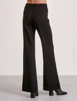 Pantalón wide leg color beige de tiro alto con cintura elastizada y costura central pespuntada a lo largo de la pierna.