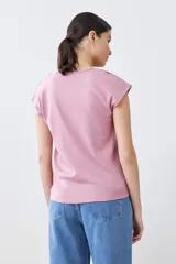 Remera color rosado con cuello redondo y diseño calado.