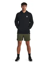 Buzo negro con capucha de la colección Project Rock de Under Armour. Tiene un logo pequeño con el toro característico de la marca en el pecho y un bolsillo tipo canguro en la parte delantera.
