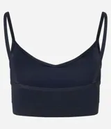 Top deportivo negro de microfibra, con breteles finos y detalle fruncido en el busto.