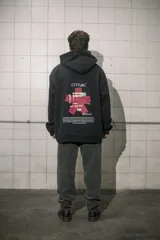 Buzo hoodie negro de algodón con logo blanco estampado en el pecho.