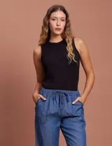 Musculosa en modal elastizado, marca Tahari, color blanco. Cuello a la base.