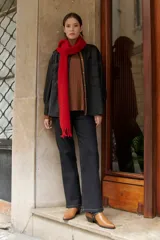 Sobrecamisa negra con botones a presión, cuello clásico, bolsillos de parche en el pecho y ribete marrón en el frente.