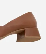Zapato femenino básico, de modelo scarpin, color negro, con puntera fina y tacón bloque mediano.
