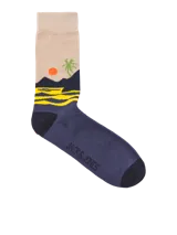 Pack de cinco pares de medias de corte medio, con tejido de punto y diseños estampados. Incluye un par celeste liso, un par azul liso, un par beige con palmeras, un par naranja con cactus y un par azul con motivos playeros.
