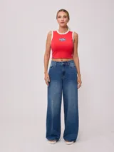 Pantalón de jean azul de pierna ancha.