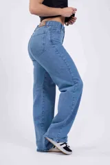 Pantalón de jean celeste, corte wide leg, tiro alto y cinco bolsillos.