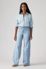 Pantalón de jean celeste de tiro medio y corte wide leg.