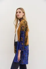 Kimono de viscosa crepe con estampado tye dye, calce amplio y manga larga. Presenta bordados de mostacillas y lentejuelas.