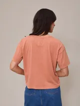 Remera azul de algodón con cuello redondo y mangas cortas.