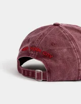 Gorra de gabardina color borgoña con bordado frontal de la leyenda "New York" en color rojo y la inscripción "Est. 1625" en blanco.
