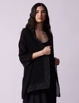 Pashmina negra de gasa con apliques de brillos en los bordes, marca Jessica McClintock.