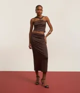 Pollera midi marrón con cintura elástica, frunces laterales y abertura trasera.