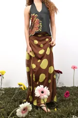 Falda larga de gasa estampada con letras, confeccionada en poliéster con doble tela y cierre lateral oculto.