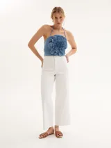 Pantalón capri blanco de tiro alto y corte ancho.