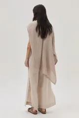 Ruana beige de tejido de punto acanalado con mangas cortas.