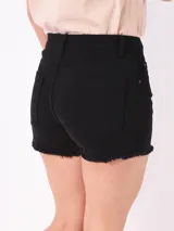 Short de jean negro con cintura alta, bolsillos delanteros y traseros, y ruedo desflecado.